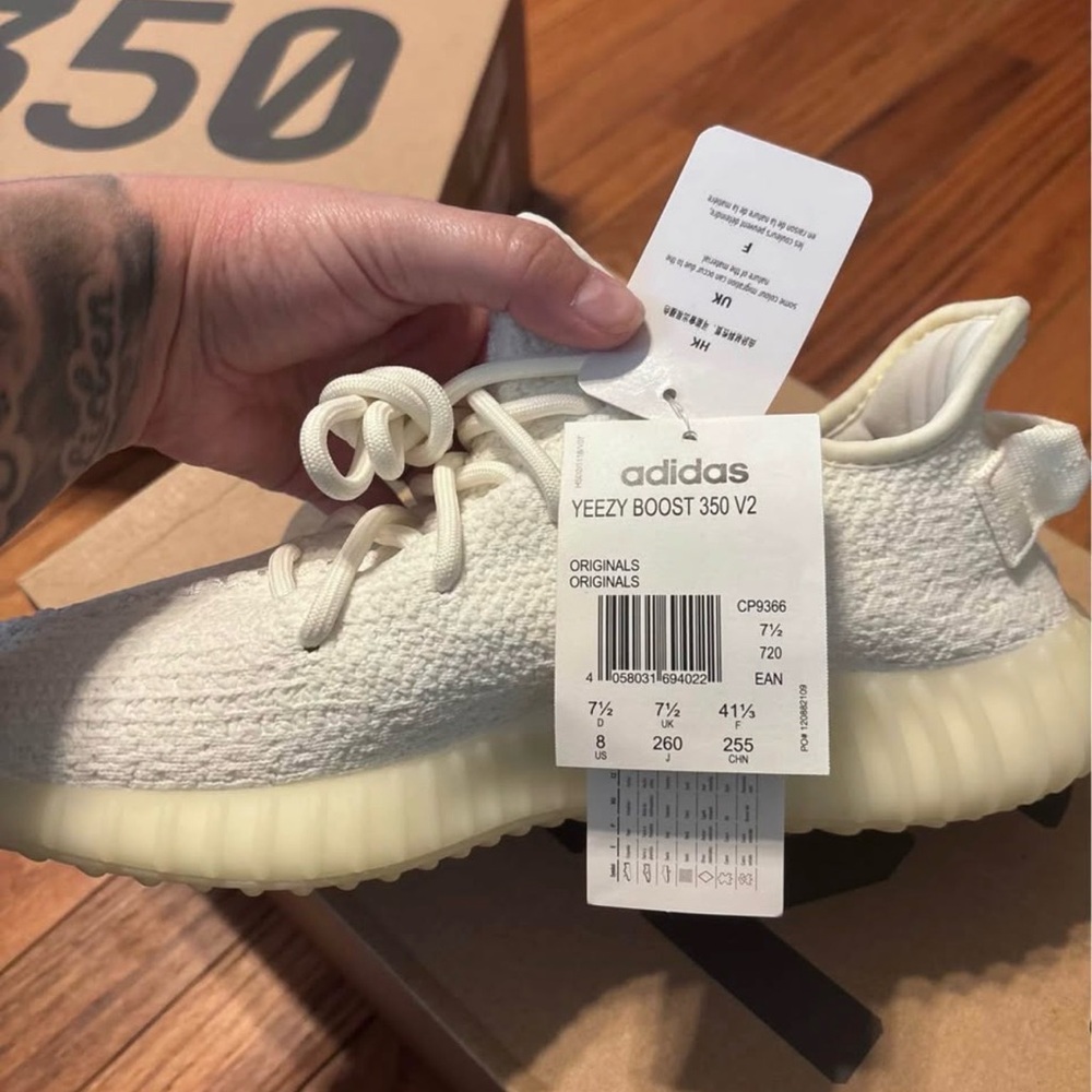 Adidas Yeezy Boost 350 V2. Sneakers - Cream White